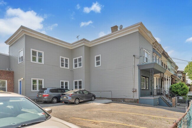 Building Photo - 322 Webster Ave