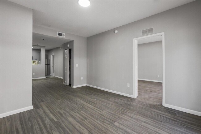 Building Photo - 401 Putnam Dr