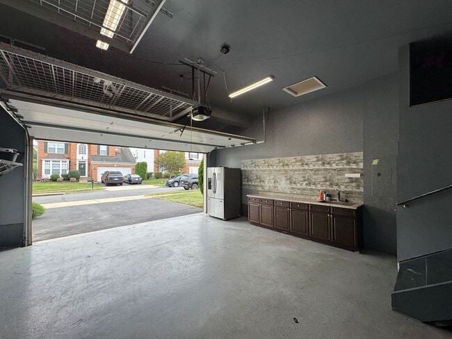 Building Photo - Stunning  4 Bed 3 Bath Home With Spacious ...