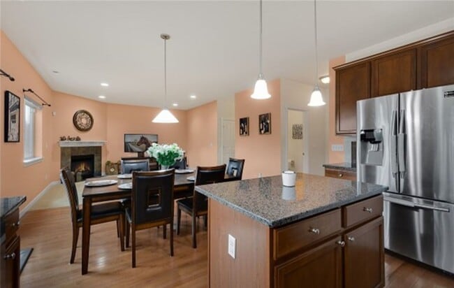 Building Photo - North facing 4-bedroom 2.5 bath house in B...