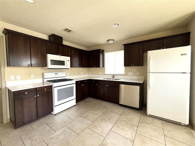 Building Photo - 5413 Roosevelt Ave