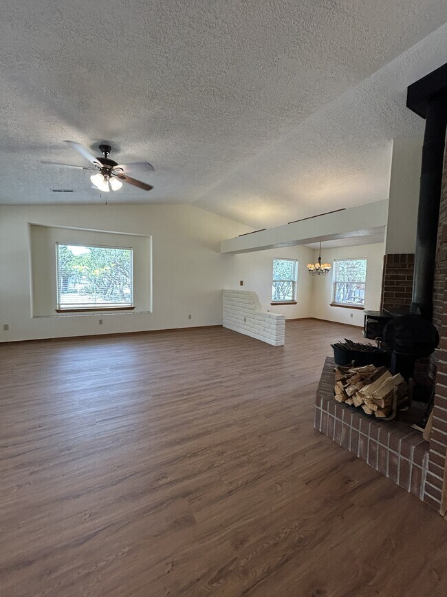 Building Photo - 1 Autumnwood Ct