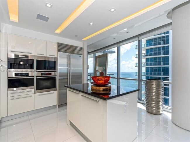 Building Photo - 17121 Collins Ave