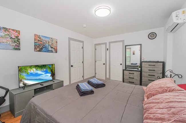 Building Photo - 479 Putnam Ave