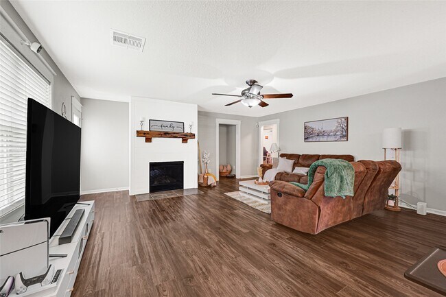 Building Photo - 9825 Hyacinth Way