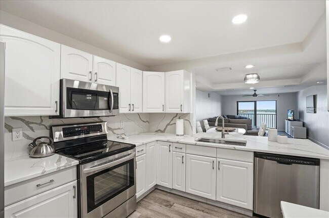 Building Photo - 7300 Sun Island Dr S