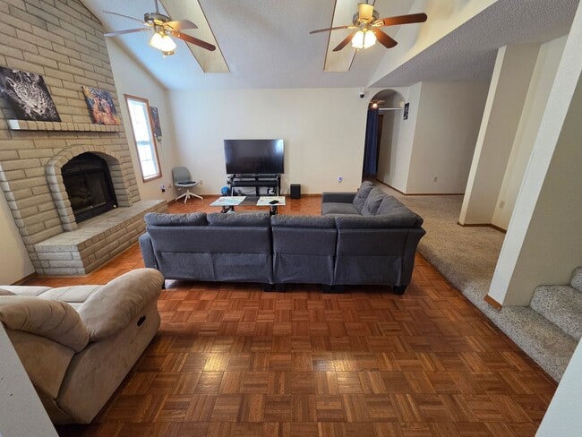 Building Photo - Large 4 Bdrm/3 Bath Home Close to Holloman AFB