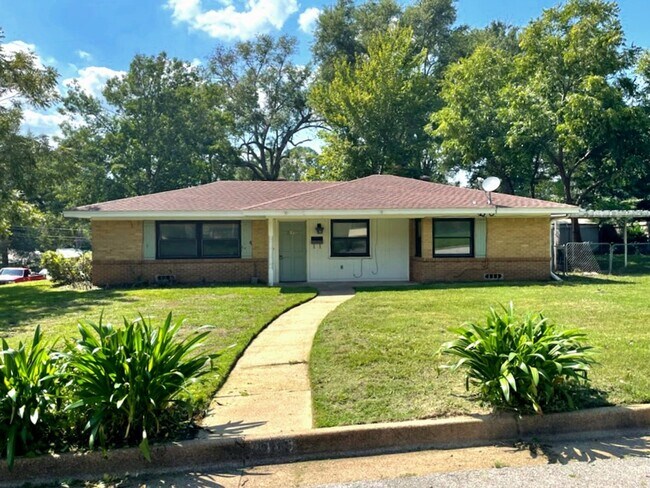 Building Photo - 2315 Pine Crest Dr