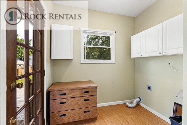 Building Photo - Large Updated Three Bed Two Bath with Patio
