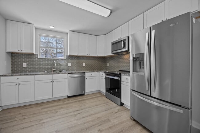 Building Photo - Portsmouth/5 bed 2 bath/Ready for quick move in!!