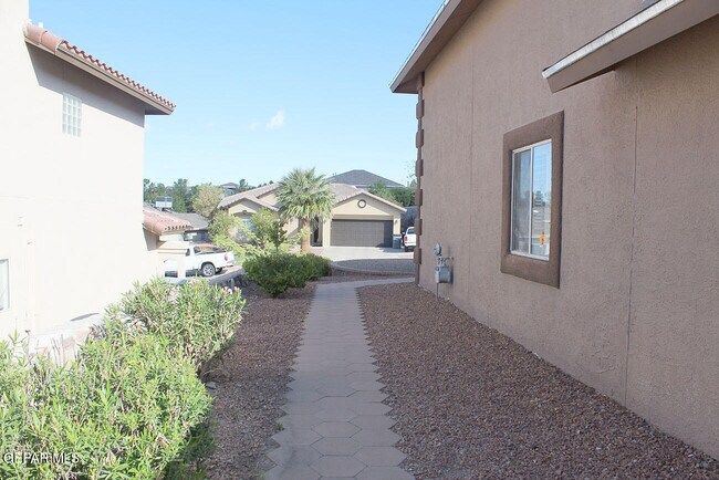 Building Photo - 6076 Los Siglos Dr