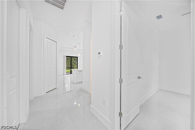 Building Photo - 2218 Fairway Dr