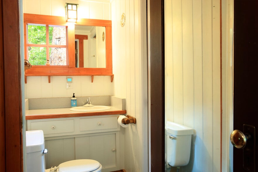 Primary Half Bath - 2927 Riverside Dr