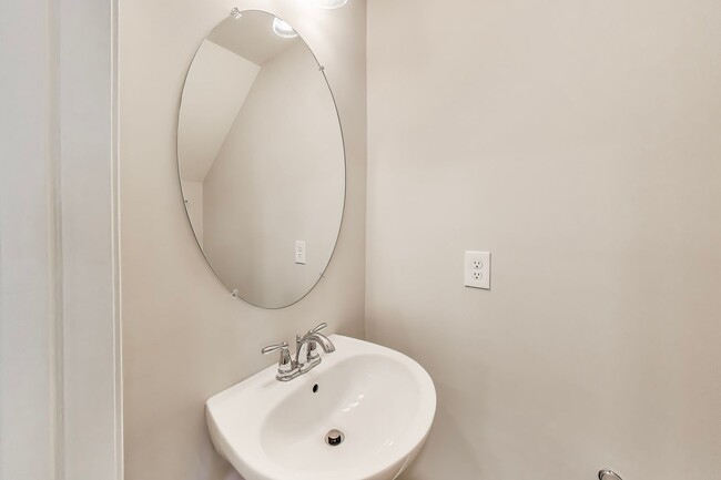 Building Photo - Elegant 3 bedroom, 2.5 bath townhome in Crown Farm