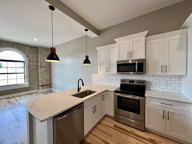 Building Photo - 116 S Main St