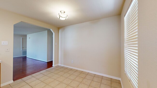 Building Photo - FREE DECEMBER RENT! PETS WELCOME!!!