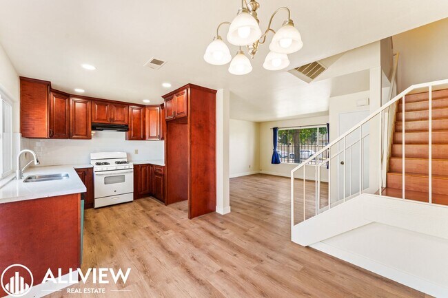 Building Photo - Charming 3-Bedroom, 1.5-Bath Townhouse in ...