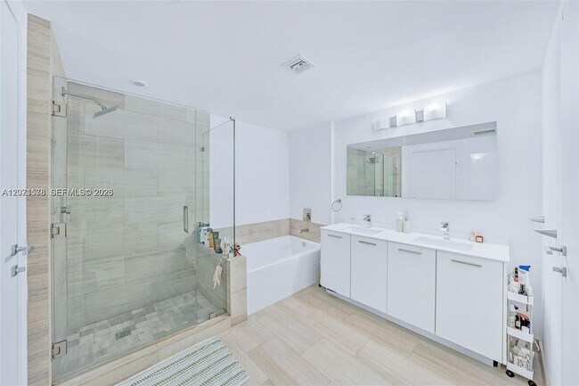 Building Photo - 1300 Brickell Bay Dr