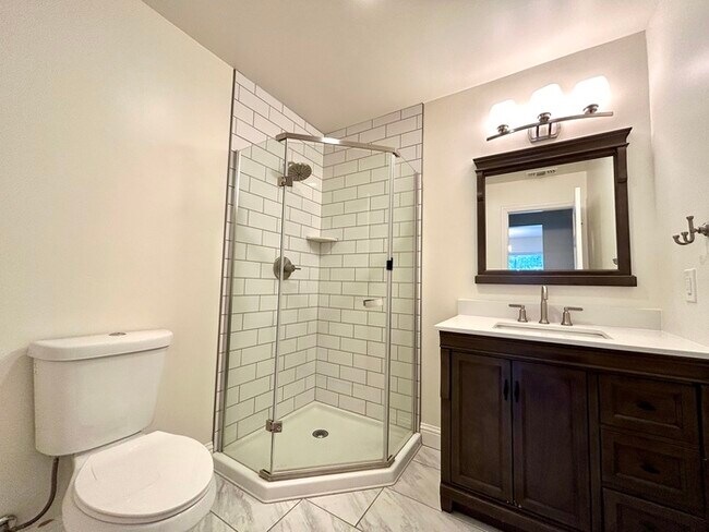 Building Photo - Beautiful Updated 2 Bedroom 2 Bathroom - C...