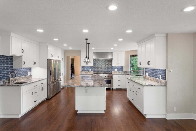 Building Photo - Gorgeous Executive Level Home 4 beds 3 baths close to hospitals and courthouse
