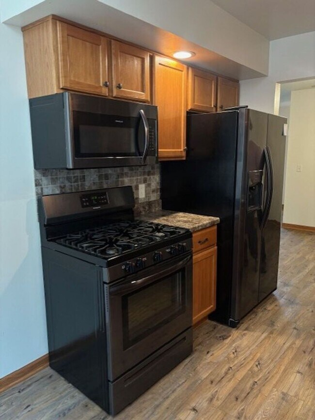 Building Photo - 720 Lakeview Dr