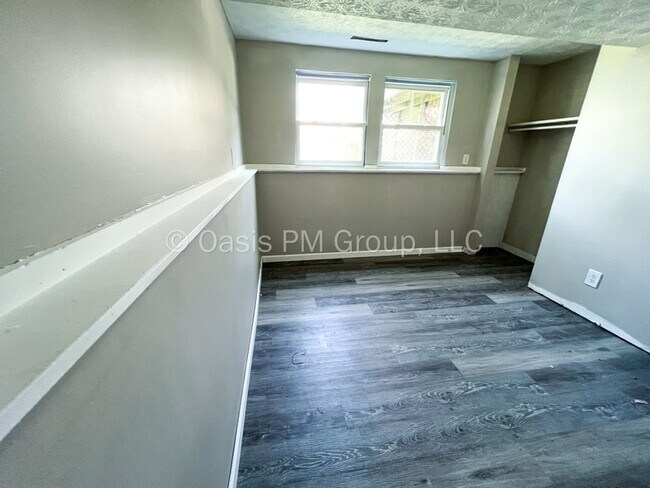 Building Photo - 912 Tellega Ave