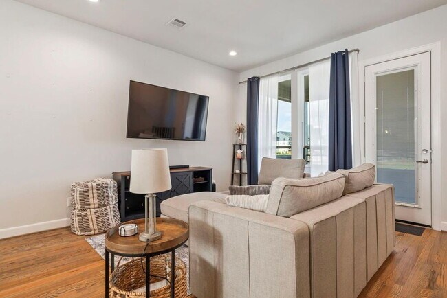 Building Photo - Great Opportunity! Modern three-story home located in the heart of EaDo, offering a well-designed...