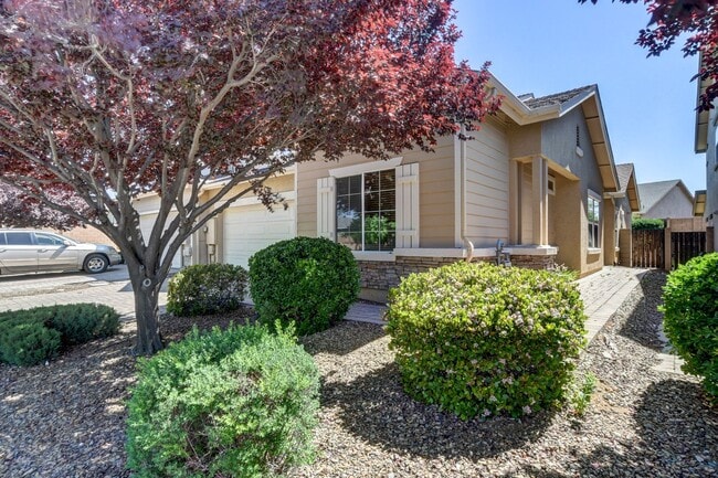 Building Photo - Beautiful 2 bed + den, 2 bath townhome in ...