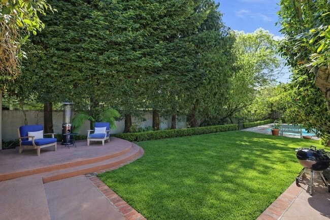 Building Photo - 566 E Crescent Dr