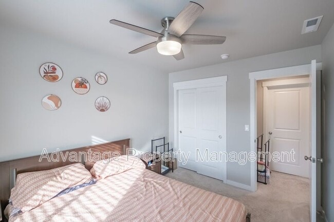 Building Photo - 5587 NW Torchcrest Pl