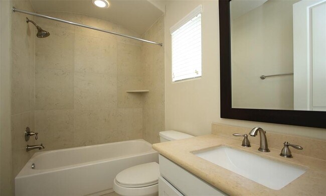 Building Photo - 2027 Fannin Station W