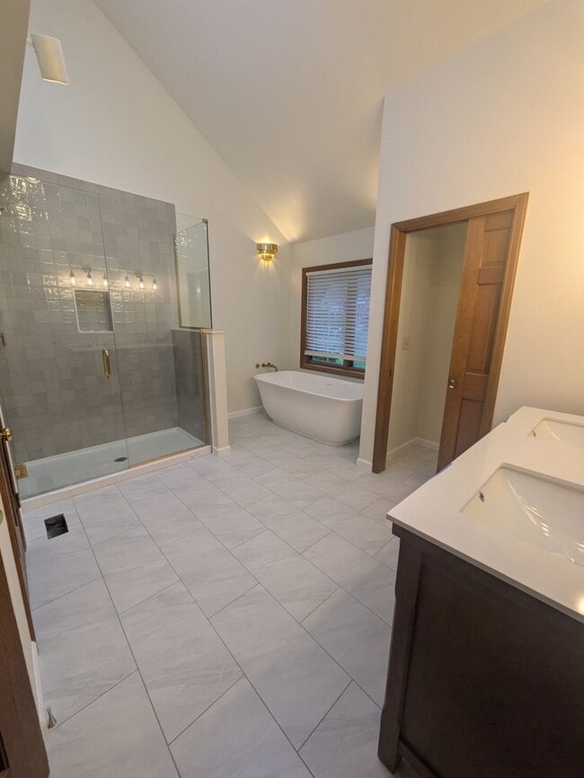 Building Photo - Gorgeous 3 Bedroom • 2.5 Bath Home Recently Remodeled and Ready for you!