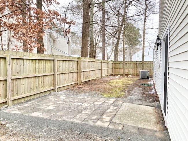 Building Photo - 200 S Hunt Club Run