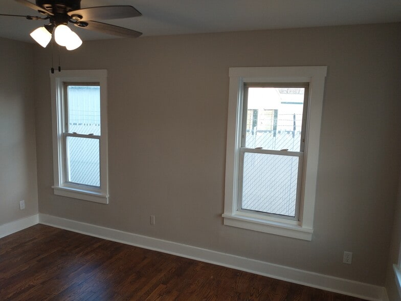 living room area - 606 S Maple St