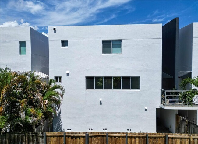 Building Photo - 7520 SW 59th Pl