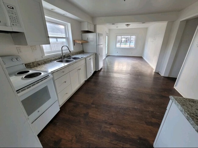 Kitchen - 4 Main Ave