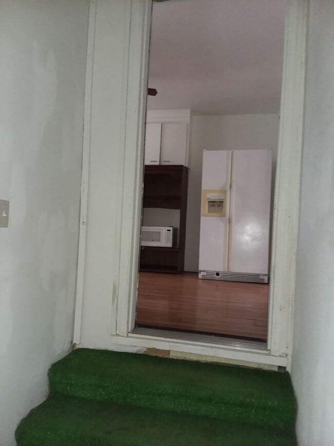 Building Photo - Spacious 3 bedroom and 1 bathroom