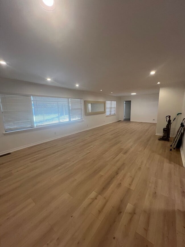 Building Photo - 1404 Melrose Dr