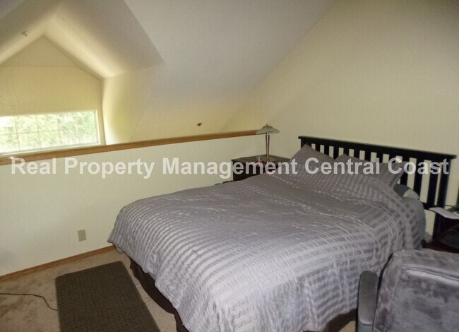 Building Photo - AVAILABLE JULY -  2 Bedroom / 1.5 Bath Dow...