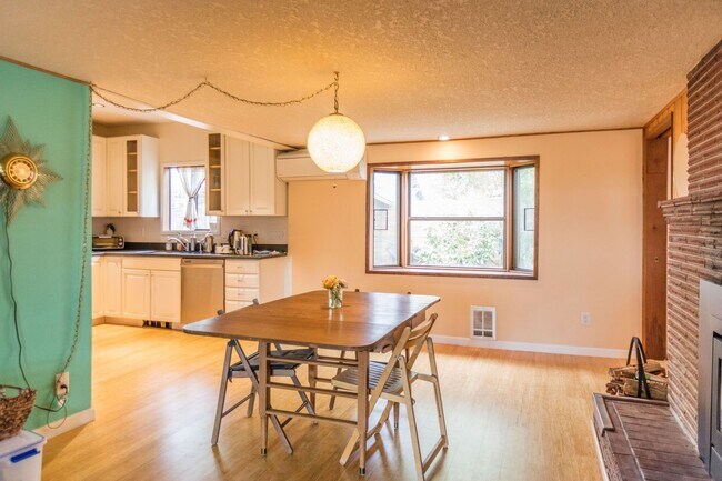 Building Photo - 3 bed/2 bath house in Oak Grove/Milwaukie- Available Now !