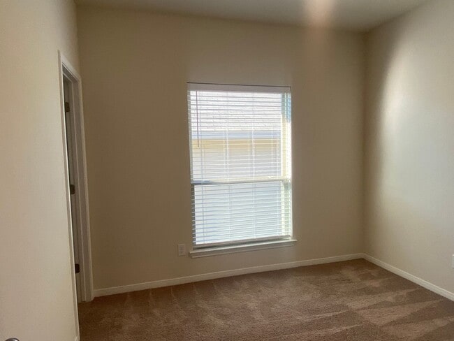 Building Photo - 4 BEDROOM, SHORT TERM LEASE AVAILABLE