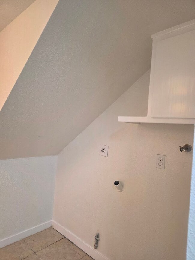 Building Photo - 4402 White Lane #A - Apartment