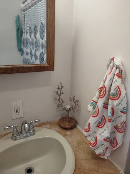 shared bathroom - 363 Laurel St