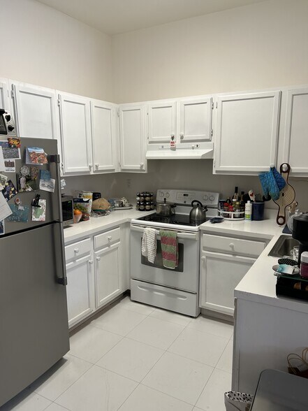 Building Photo - 48 Forest St