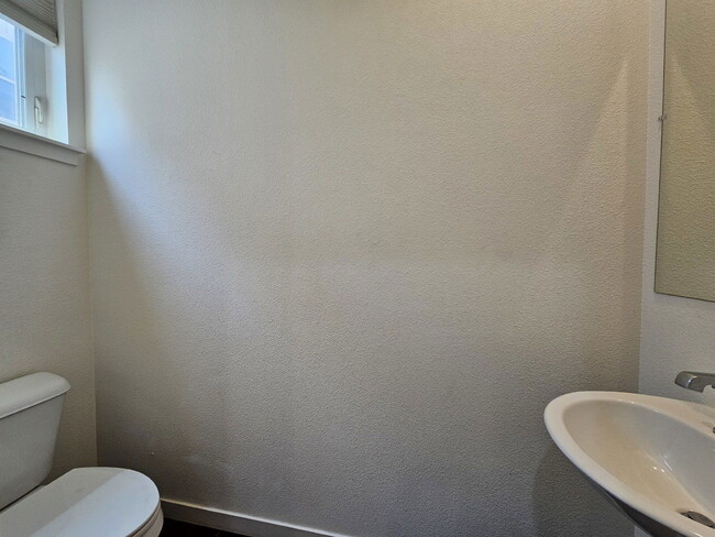 Building Photo - 868 Kalamath St