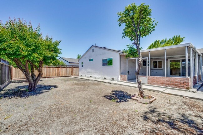 Building Photo - Spacious 3 Bedroom 2 Bath Home with 2 Car Garage and Central Air Conditioning