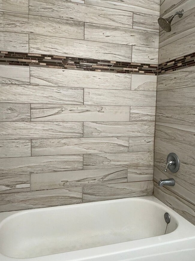 Building Photo - Beautiful 3BR 2BA condo located in the Decoverly neighborhood of Rockville