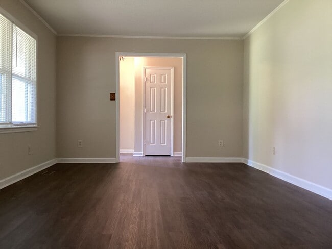 Building Photo - Lovely 3-Bedroom, 2-Bathroom Ranch