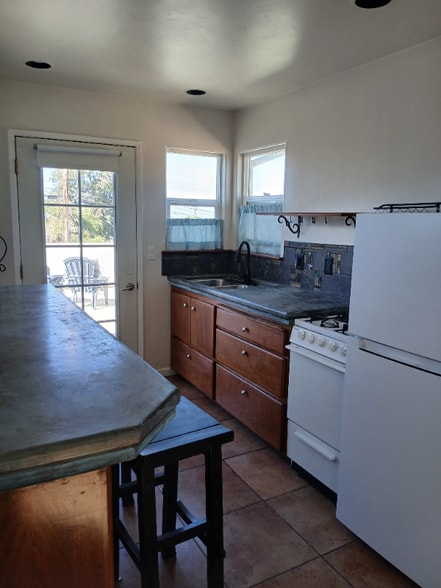 Building Photo - 550 Madera Ave