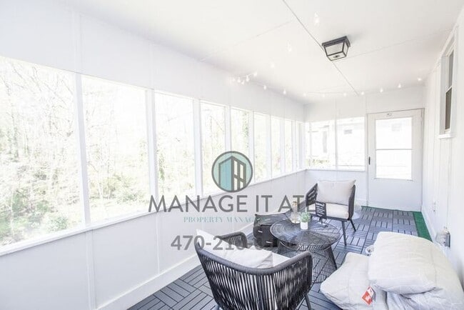 Building Photo - FULLY RENOVATED 2 Bedroom House close to I...